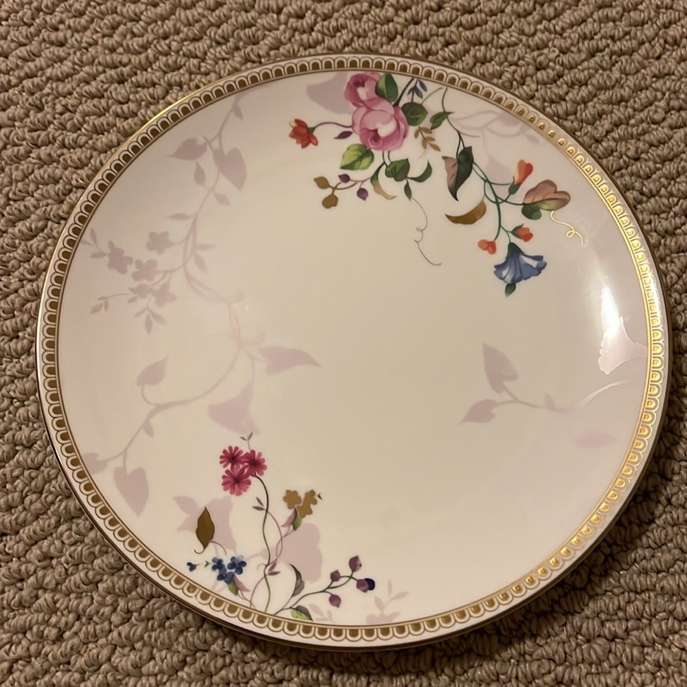 NWT Wedgwood Rose gold plate 20cm/8in.